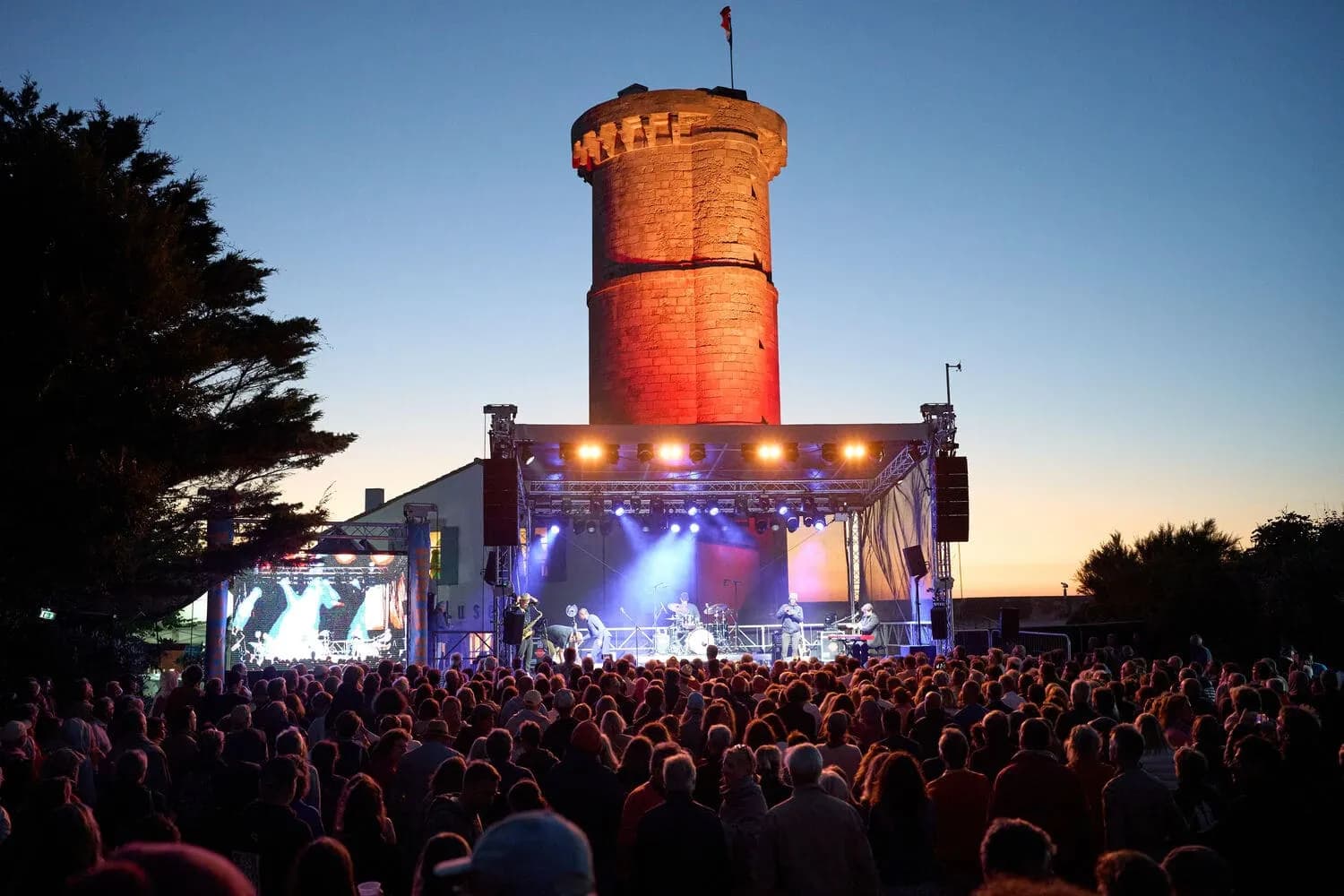 Phare des Baleines et scène du festival Jazz au Phare au coucher de soleil
